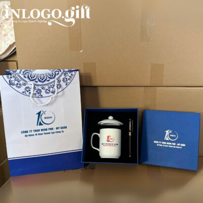 Bộ giftset in logo gồm ly sứ nắp quai C và bút ký BGS-11