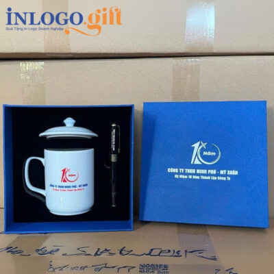 Bộ giftset in logo gồm ly sứ nắp quai vuông và bút ký BGS-11