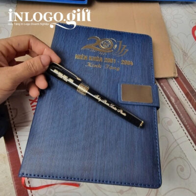Bộ giftset in logo sổ da dán gáy và bút kí