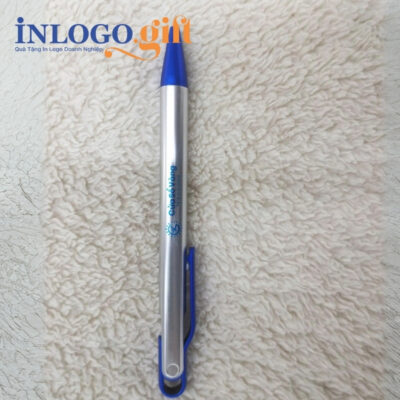 Bút bi in logo màu bạc và xanh dương kích thước 14.2cm