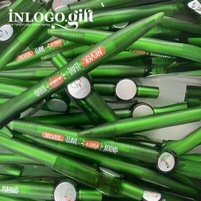 Bút bi in logo màu xanh lá kích thước 14cm