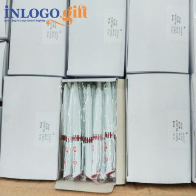 Bút bi in logo nhựa màu trắng kích thước 13.5cm BB-05