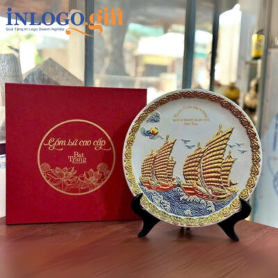Đĩa biểu trưng in logo kèm đế gỗ họa tiết cánh buồm phi 32cm ĐBT-08