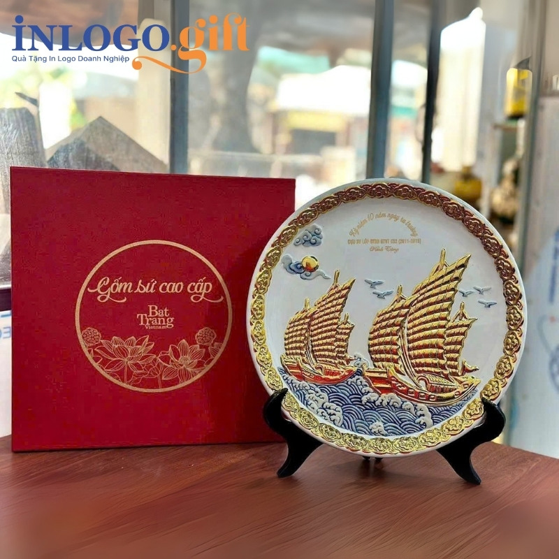 Đĩa biểu trưng in logo kèm đế gỗ họa tiết cánh buồm phi 32cm ĐBT-08