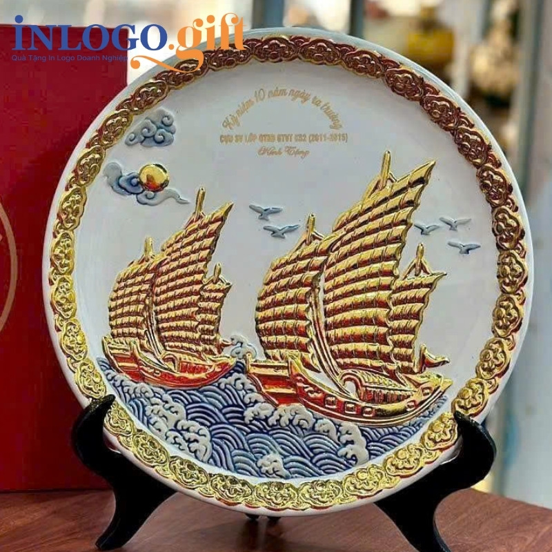 Đĩa biểu trưng in logo kèm đế gỗ họa tiết cánh buồm phi 32cm ĐBT-08