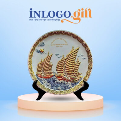 Đĩa biểu trưng in logo kèm đế gỗ họa tiết cánh buồm phi 32cm ĐBT-08