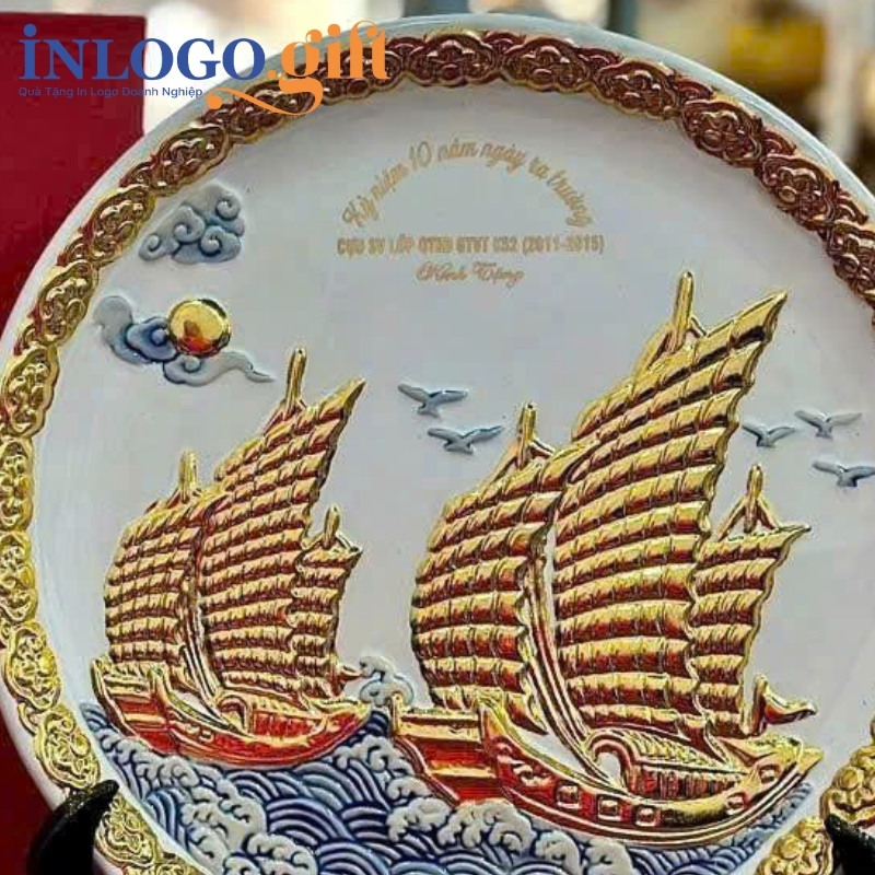 Đĩa biểu trưng in logo kèm đế gỗ họa tiết cánh buồm phi 32cm ĐBT-08