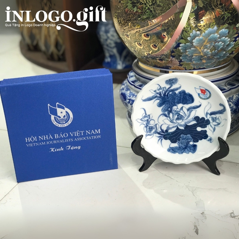 Đĩa biểu trưng in logo kèm đế gỗ phi 18 men lam vẽ sen ĐBT-05