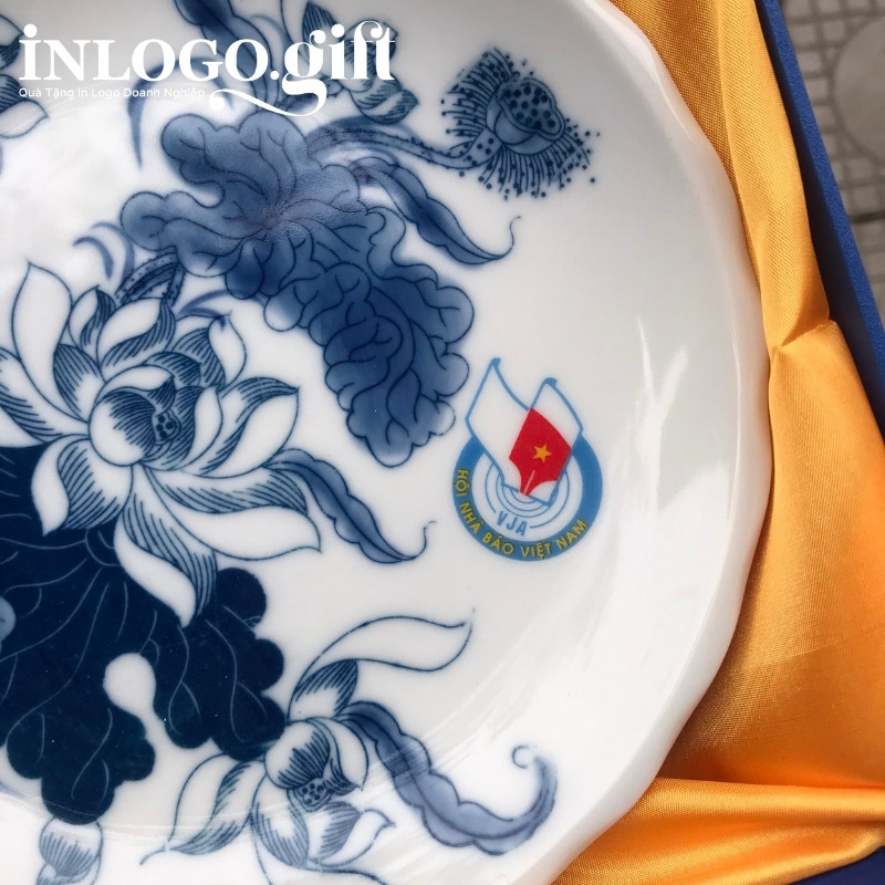 Đĩa biểu trưng in logo kèm đế gỗ phi 18 men lam vẽ sen ĐBT-05