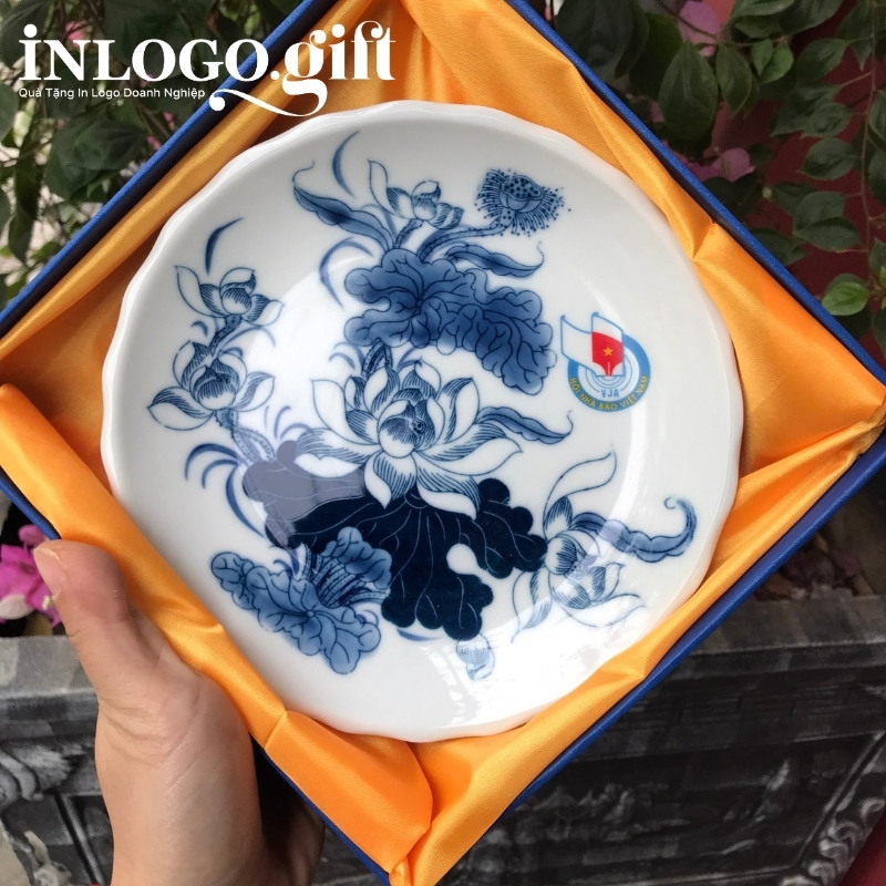 Đĩa biểu trưng in logo kèm đế gỗ phi 18 men lam vẽ sen ĐBT-05