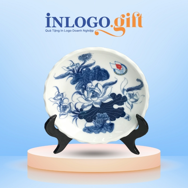 Đĩa biểu trưng in logo kèm đế gỗ phi 18 men lam vẽ sen ĐBT-05