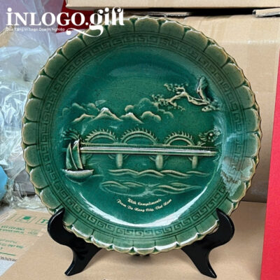 Đĩa biểu trưng in logo kèm đế gỗ phi 25 màu xanh lá ĐBT-04
