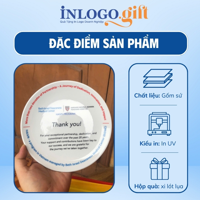 Đĩa biểu trưng in logo kèm đế gỗ phi 26 màu trắng ĐBT-02