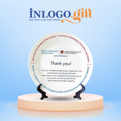 Đĩa biểu trưng in logo kèm đế gỗ phi 26 màu trắng ĐBT-02