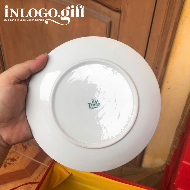 Đĩa biểu trưng in logo kèm đế gỗ phi 26 màu trắng ĐBT-02