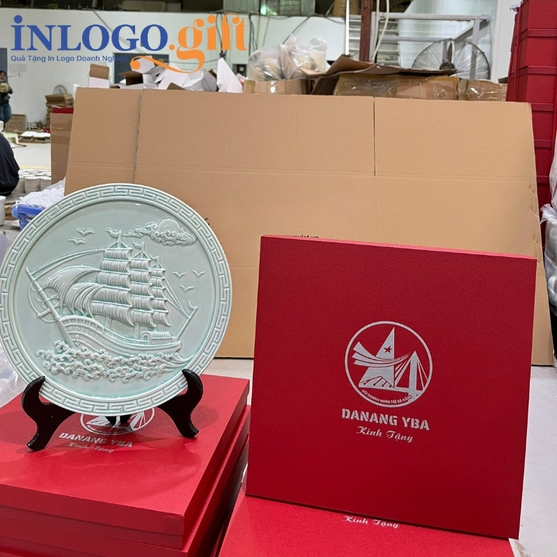 Đĩa biểu trưng in logo kèm đế gỗ phi 32 màu xanh ngọc nhạt ĐBT-03
