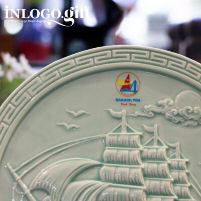 Đĩa biểu trưng in logo kèm đế gỗ phi 32 màu xanh ngọc nhạt ĐBT-03