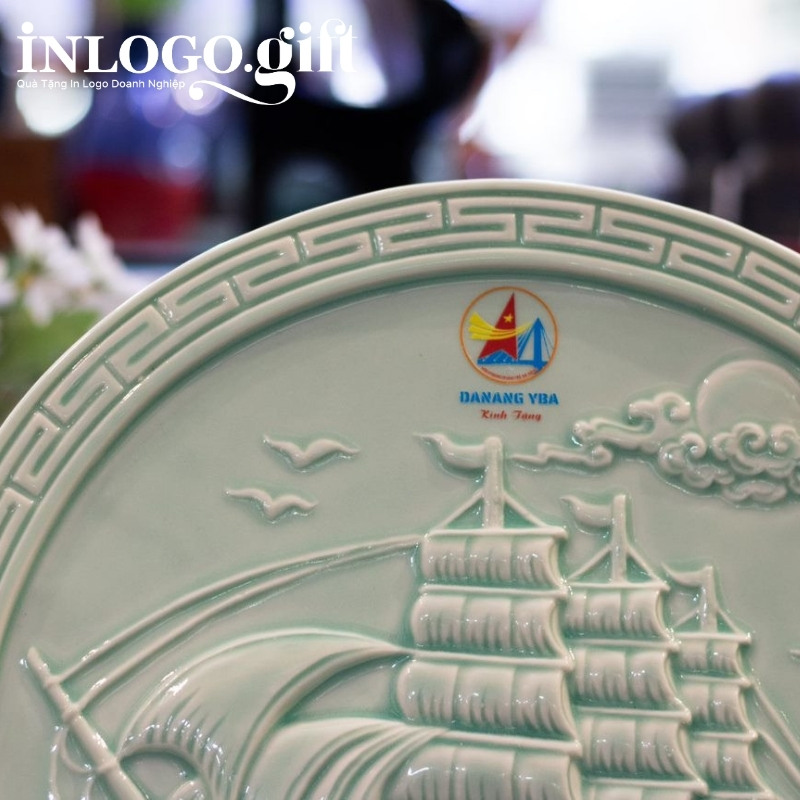 Đĩa biểu trưng in logo kèm đế gỗ phi 32 màu xanh ngọc nhạt ĐBT-03
