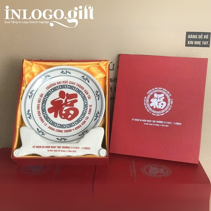 Đĩa biểu trưng in logo kèm đế sứ màu trắng phi 22cm ĐBT-09