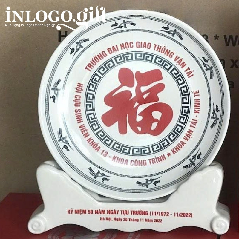 Đĩa biểu trưng in logo kèm đế sứ màu trắng phi 22cm ĐBT-09