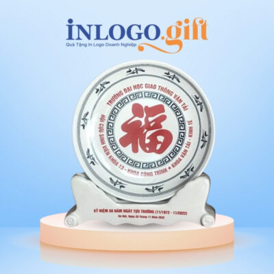 Đĩa biểu trưng in logo kèm đế sứ màu trắng phi 22cm ĐBT-09