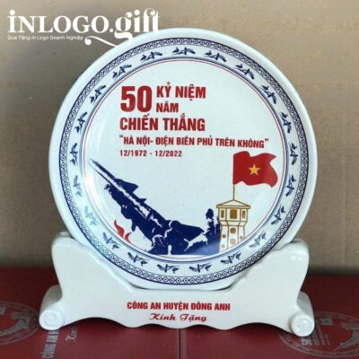 Đĩa biểu trưng in logo kèm đế sứ màu trắng phi 24cm ĐBT-10