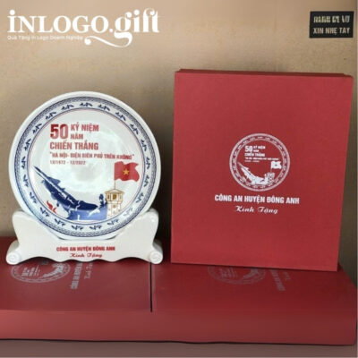Đĩa biểu trưng in logo kèm đế sứ màu trắng phi 24cm ĐBT-10