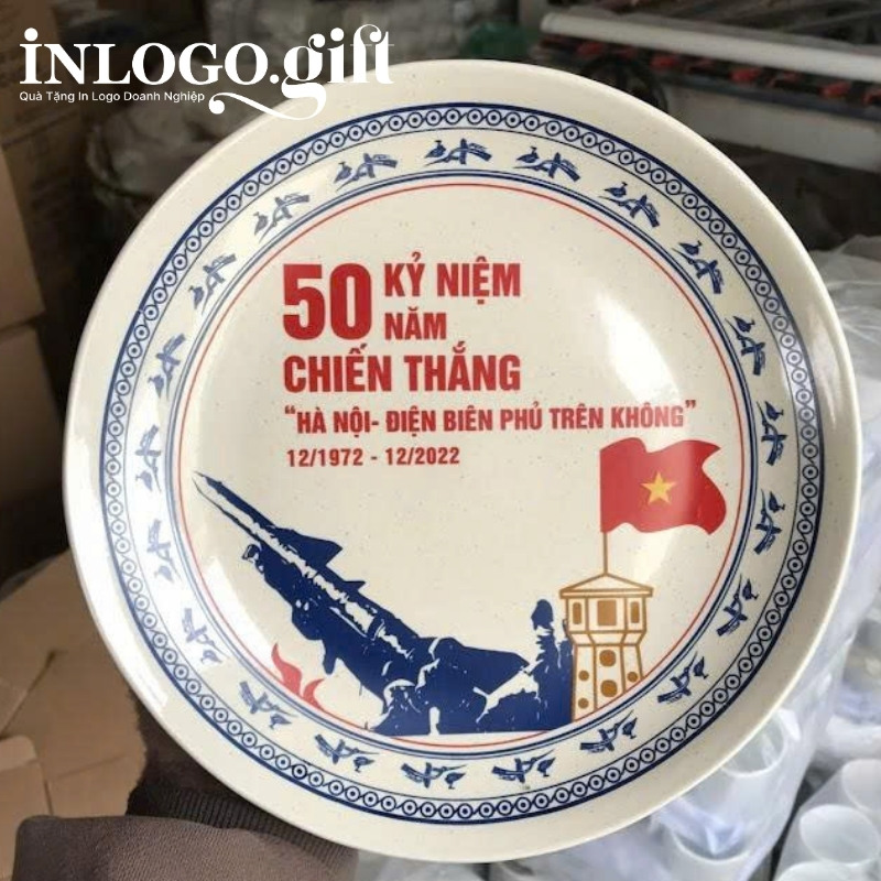 Đĩa biểu trưng in logo kèm đế sứ màu trắng phi 24cm ĐBT-10