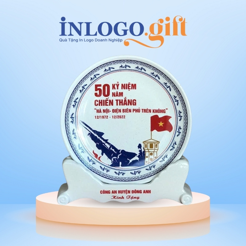 Đĩa biểu trưng in logo kèm đế sứ màu trắng phi 24cm ĐBT-10