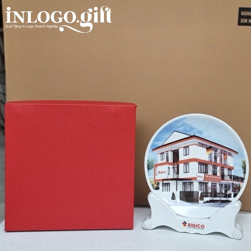 Đĩa biểu trưng in logo kèm đế sứ phi 22 màu trắng ĐBT-01