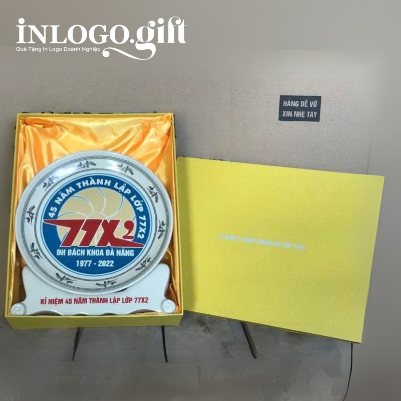 Đĩa biểu trưng in logo kèm đế sứ màu trắng phi 22cm