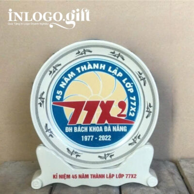 Đĩa biểu trưng in logo kèm đế sứ màu trắng phi 22cm