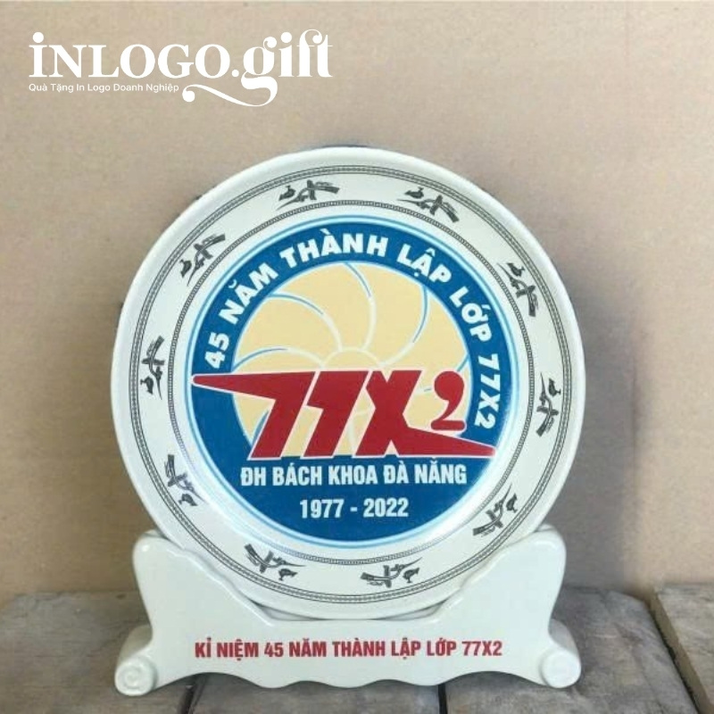 Đĩa biểu trưng in logo kèm đế sứ màu trắng phi 22cm