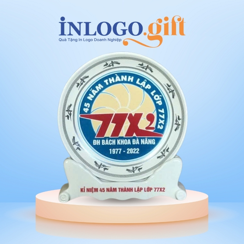 Đĩa biểu trưng in logo kèm đế sứ màu trắng phi 22cm