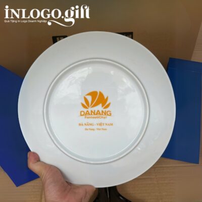 Đĩa biểu trưng in logo màu trắng họa tiết cầu vàng phi 18cm ĐBT-06