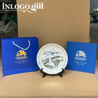 Đĩa biểu trưng in logo màu trắng họa tiết cầu vàng phi 18cm ĐBT-06