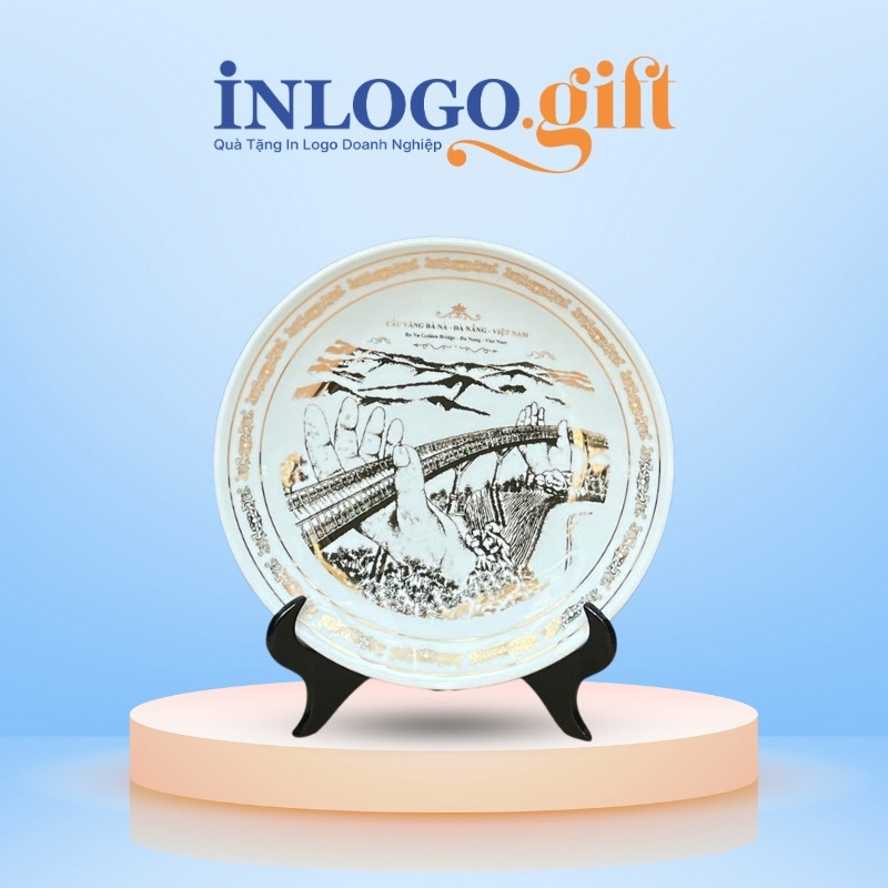 Đĩa biểu trưng in logo màu trắng họa tiết cầu vàng phi 18cm ĐBT-06
