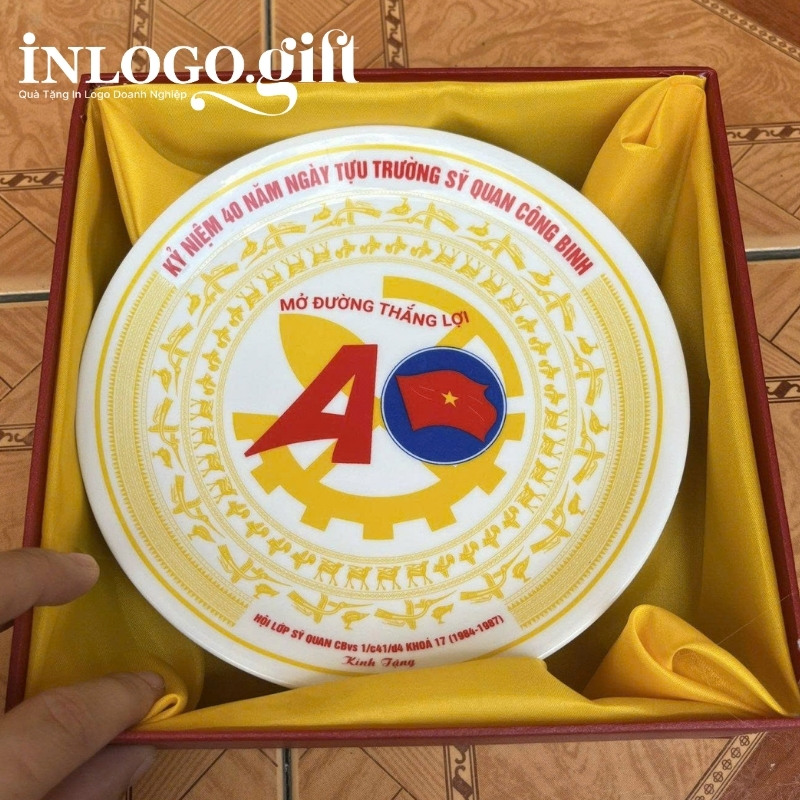 Đĩa biểu trưng in logo màu trắng họa tiết trống đồng Đông Sơn phi 18cm ĐBT-07