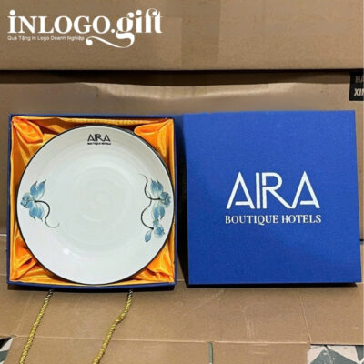 Đĩa sứ in logo tròn họa tiết hoa sen xanh men trắng 20cm ĐS-01