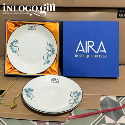 Đĩa sứ in logo tròn họa tiết hoa sen xanh men trắng 20cm ĐS-01