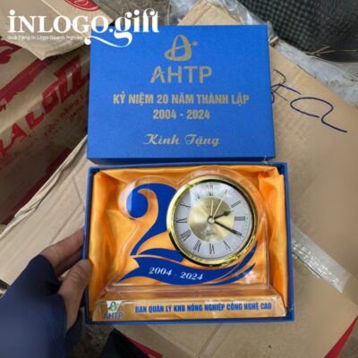 Đồng hồ để bàn in logo pha lê số 20 14x18cm DHB-03