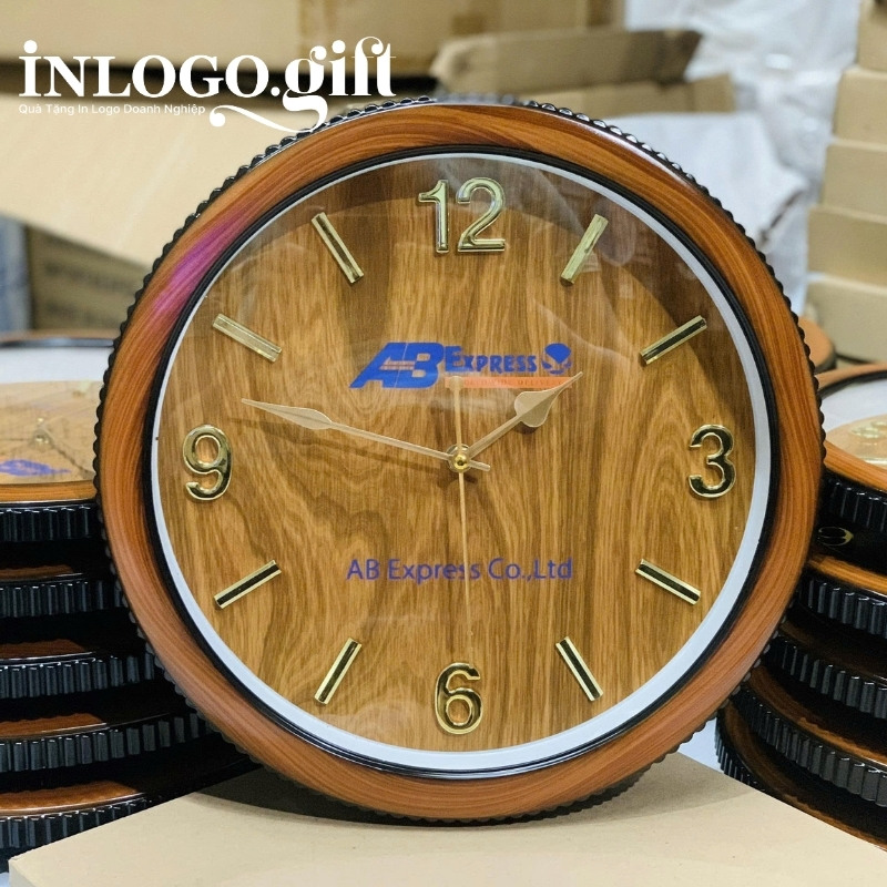 Đồng hồ treo tường in logo nắp chai màu gỗ số cọc 35cm DHT-06