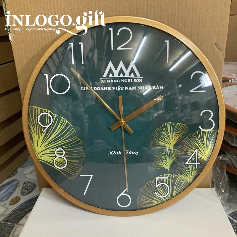 Đồng hồ treo tường in logo tròn mặt lồi màu xanh lá đậm số in 33cm DHT-05