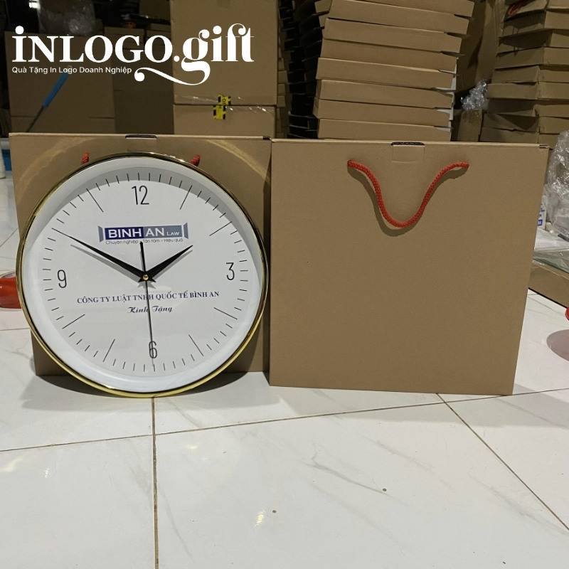 Đồng hồ treo tường in logo tròn vành mỏng xi vàng số in 35cm DHT-01