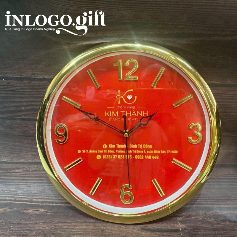 Đồng hồ treo tường in logo tròn xi vàng màu đỏ số cọc 35cm DHT-04