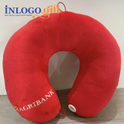 Gối chữ U thêu logo vải Velboa ruột bông màu đỏ
