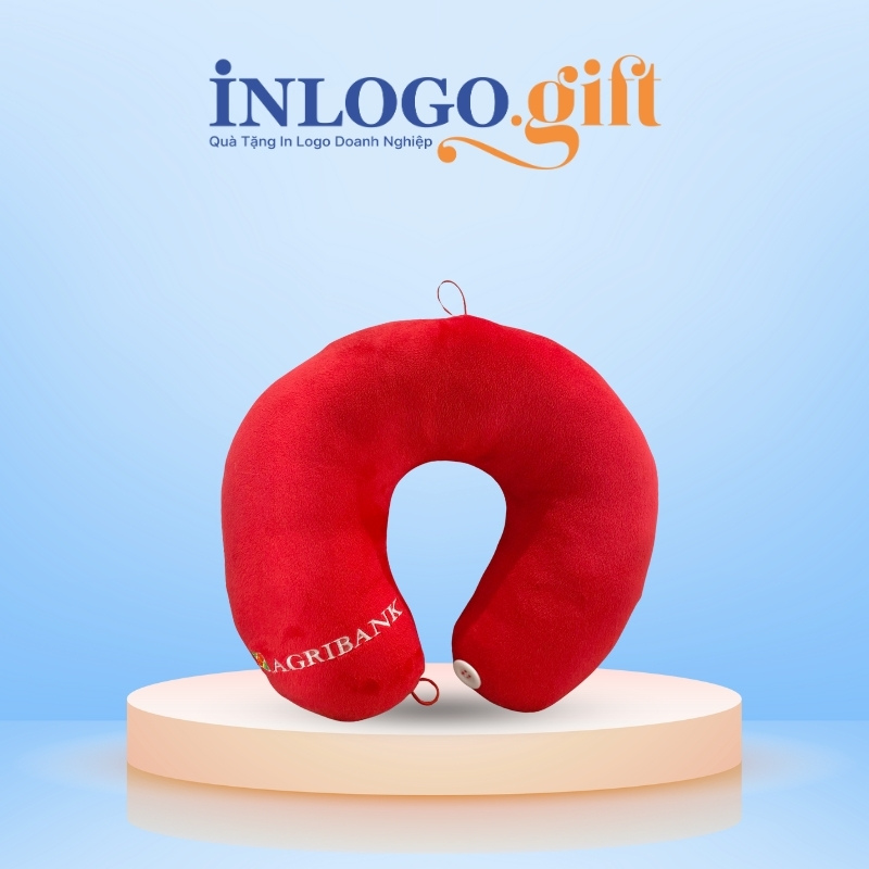 Gối chữ U thêu logo vải Velboa ruột bông màu đỏ