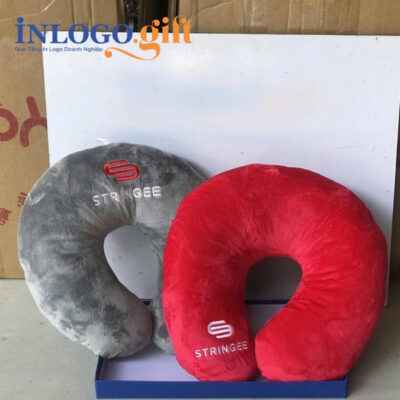 Gối chữ U thêu logo vải velboa ruột bông 2 màu đỏ và xám