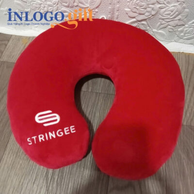 Gối chữ U thêu logo vải velboa ruột bông 2 màu đỏ và xám