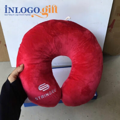 Gối chữ U thêu logo vải velboa ruột bông 2 màu đỏ và xám
